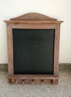 Rustikale Wandtafel aus Holz mit Ablage und Schlüsselbrett