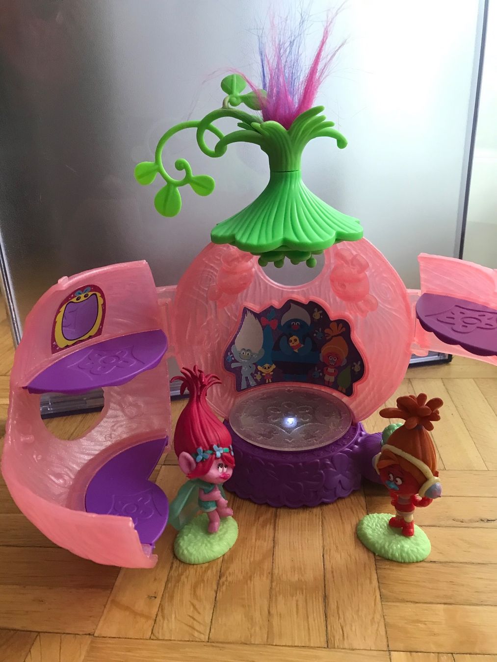 Hasbro Giocattoli: Hasbro Trolls Haus mit Licht und 4 Figuren – Usato da Emmenbrücke venduto da Hathor123