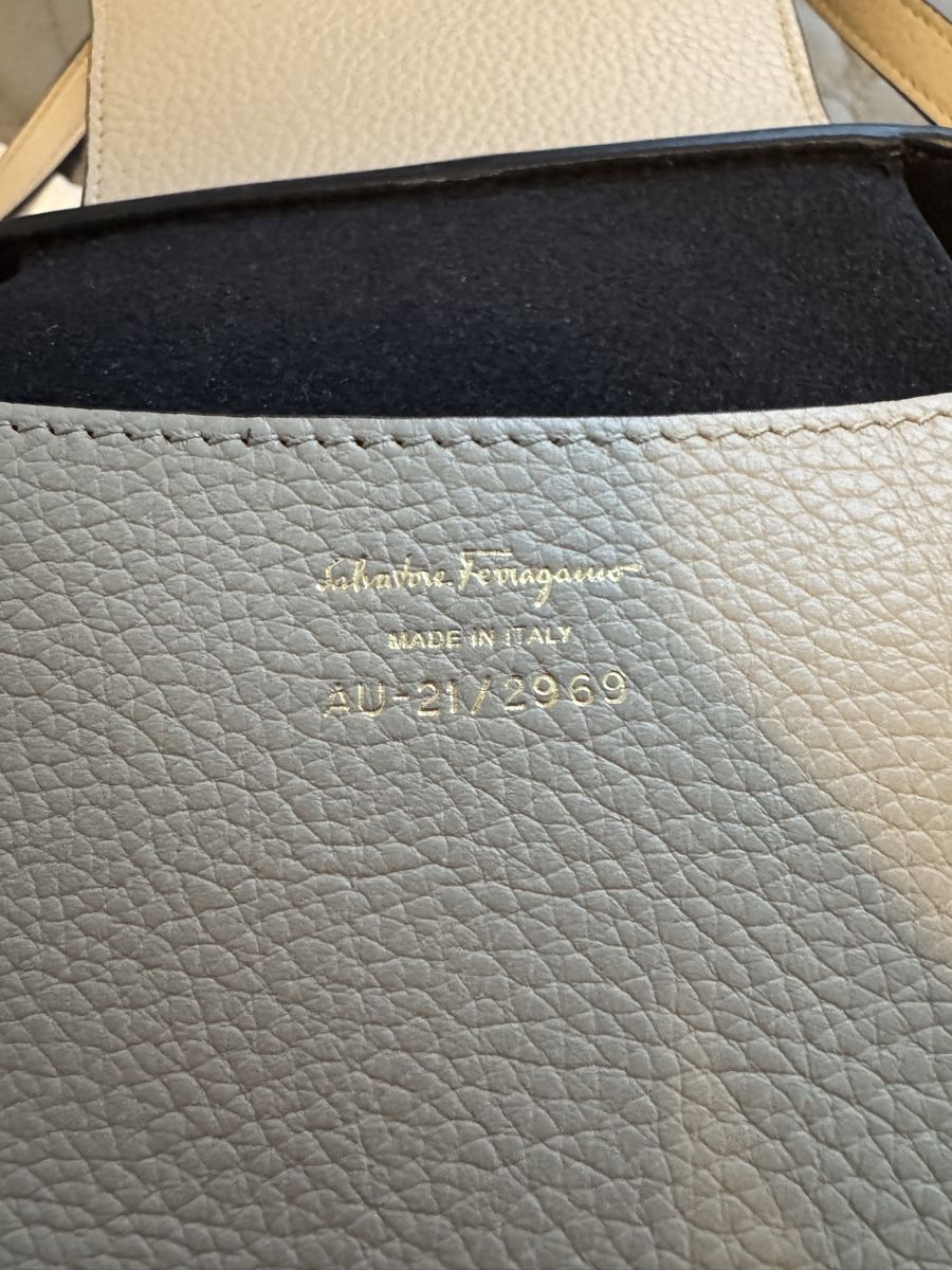 Salvatore Ferragamo Zaini: Salvatore Ferragamo Tasche – Nuovo (secondo la descrizione) da Dübendorf venduto da MariaS. 8