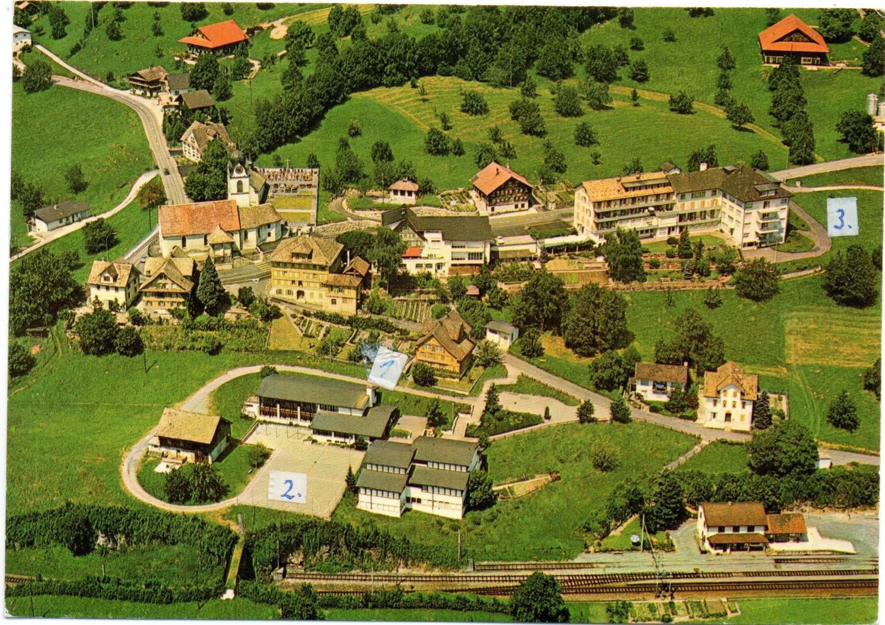 Cartoline postali: STEINERBERG Flugaufnahme mit Bahnhof – Usato da Jona venduto da philajona