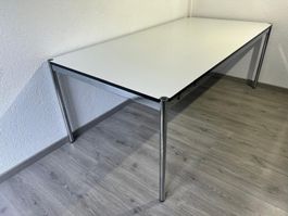 Moderner Tisch 200x100 sm. USM mit Chromstahlfüssen