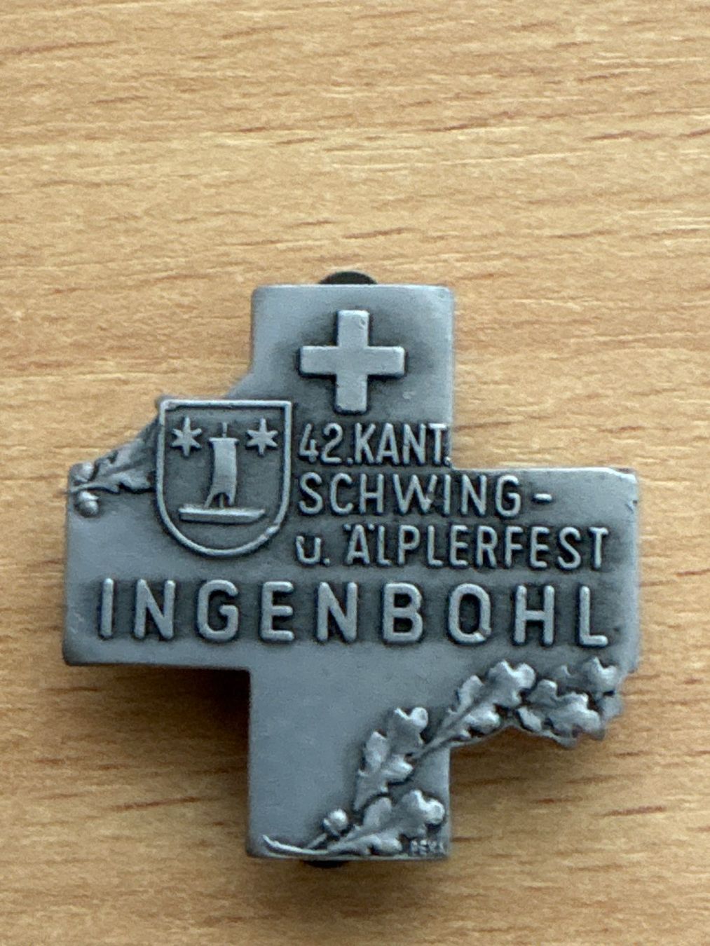 Plaketten & Abzeichen: Anstecker Schwing-u. Älplerfest Ingenbohl 42. Kant – Gebraucht aus Ibach von lisch3 1