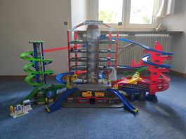 Majorette Parkhaus Spielset mit vielen Autos