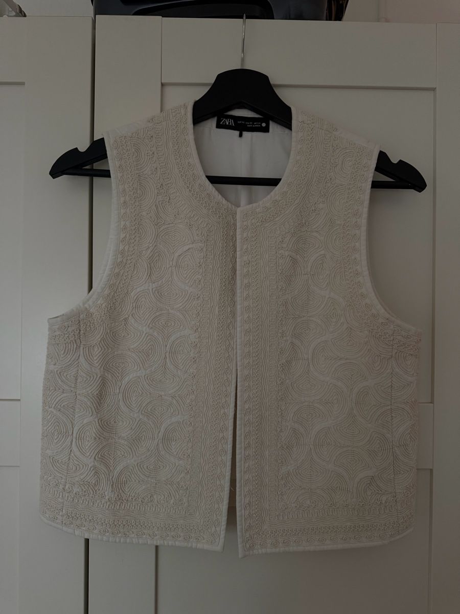 Zara Gilets & Westen: Zara Sleeveless Vest White Embroidered Pattern – Gebraucht aus Zürich von ker_d7gj