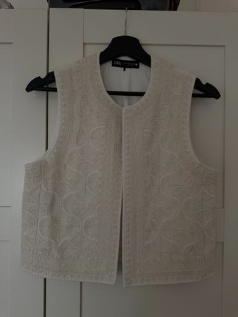 Zara Sleeveless Vest White Embroidered Pattern