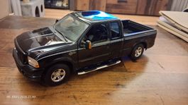 1:18 Ford F-350