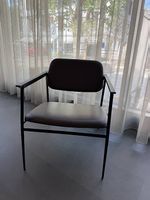 Eleganter Wartezimmerstuhl mit Armlehnen  2 Stück verfügbar