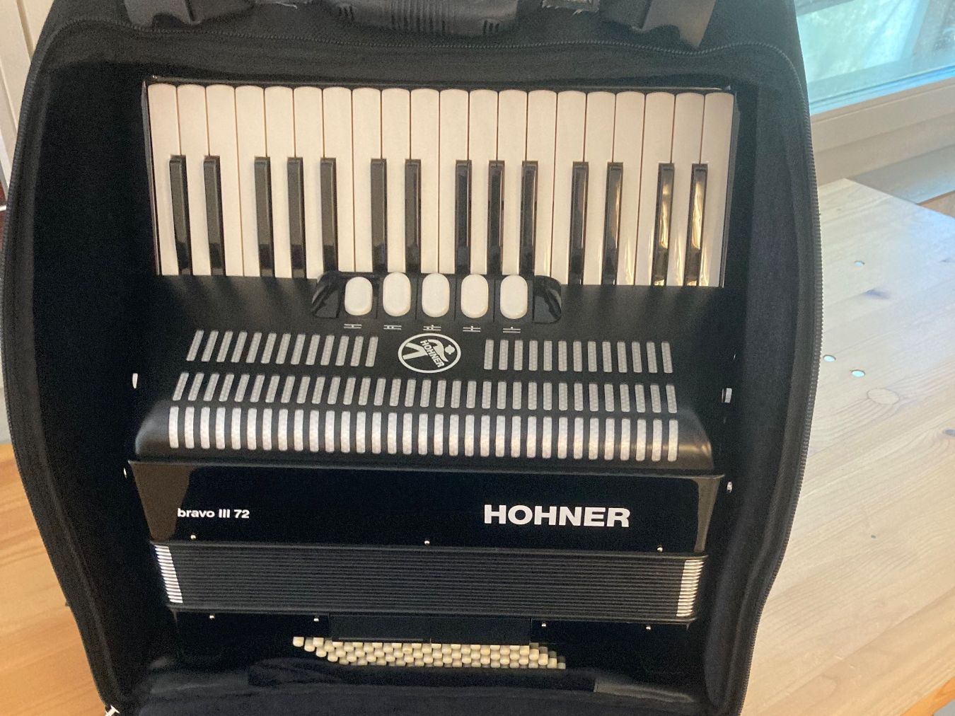 Hohner Strumenti musicali: Akkordeon Hohner Bravo lll 72 – Usato da Möriken AG venduto da Salamander25 2
