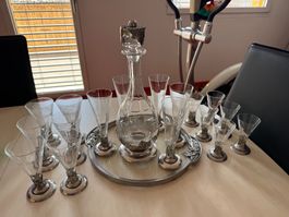 Feinzinn-Karaffen-Set mit 17 Gläsern – Blattdekor