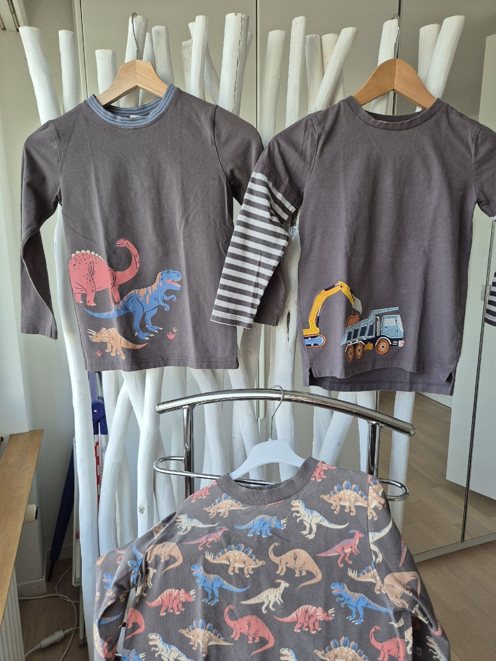 Pullover & Sweatshirts: Langarmshirt-Set Gr. 128, Dinos Bagger, Top Quali – Gebraucht aus Zollikerberg von ExcellenceInProducts