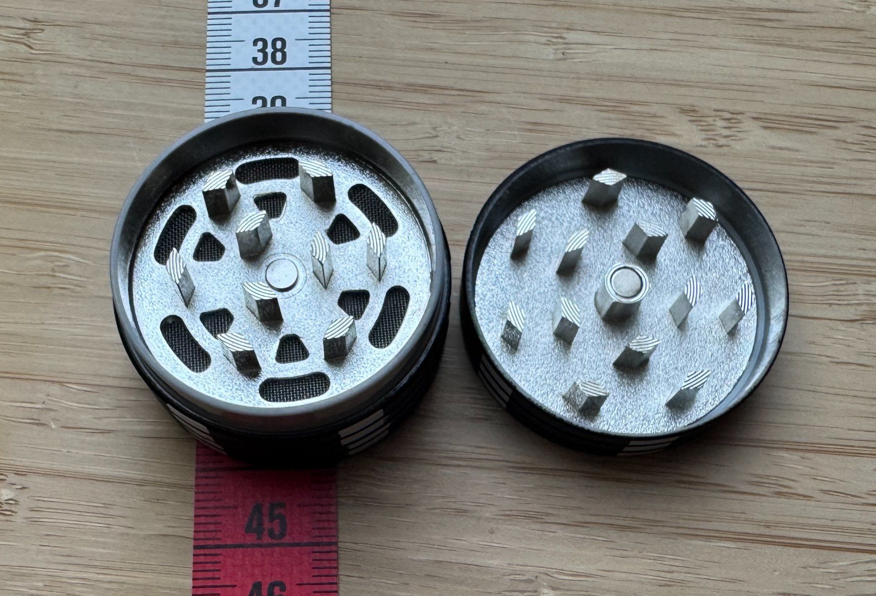 Tabacchi: schwarzer Pokerchips Grinder, black, Mühle – Nuovo e nell'imballaggio originale da Winterthur venduto da YaV 2