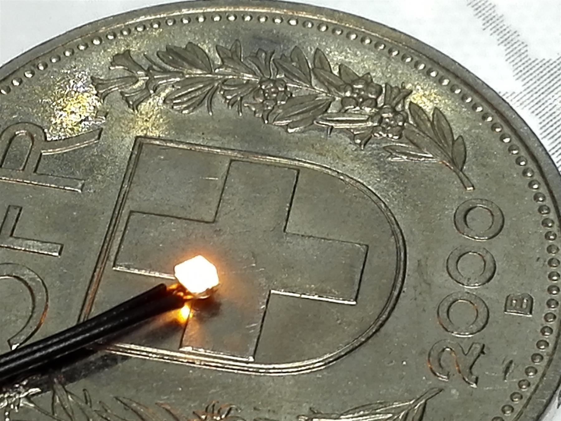 Componenti elettronici: LED SMD 0805 gelb, verkabelt, 1Stk – Nuovo (secondo la descrizione) da Luzern venduto da Salefactory 1