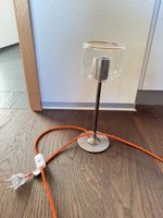 Designer Tischlampe aus Glas mit orange Kabel