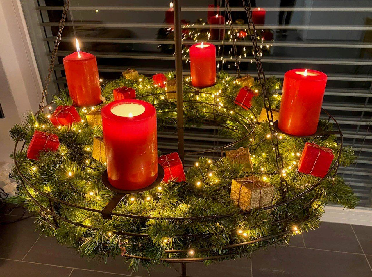 Kerzenständer: Großer Adventskranzständer mit schwebendem Korb und Deko – Gebraucht aus Eschlikon TG von Modos 1