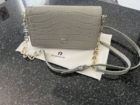 Aigner Damenhandtasche aus feinem Leder in Kroko-Optik