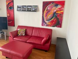 Rotes Leder Sofa mit Hocker