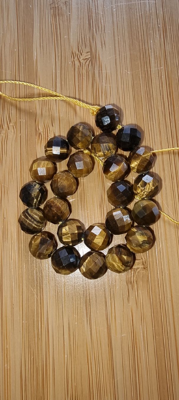 Minerali & Pietre curative: Tigerauge 8mm. facettiert Strang – Nuovo e nell'imballaggio originale da Menziken venduto da Mirager