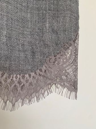Schal mit Spitzen