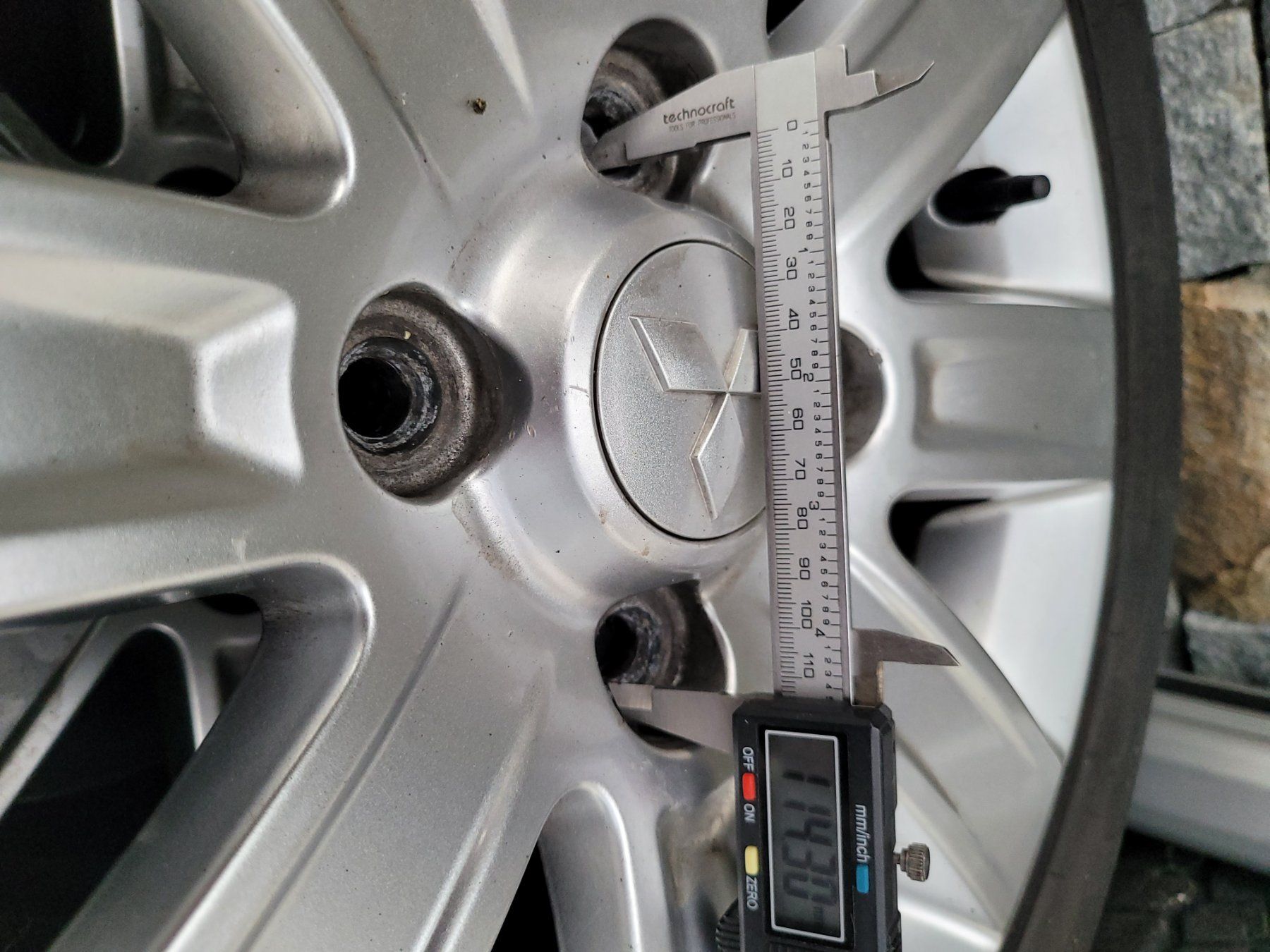 Mitsubishi Pneus & Roues: 4 jantes Mitsubishi Colt excellent état – D'occasion à Flanthey par mic_pf86 4