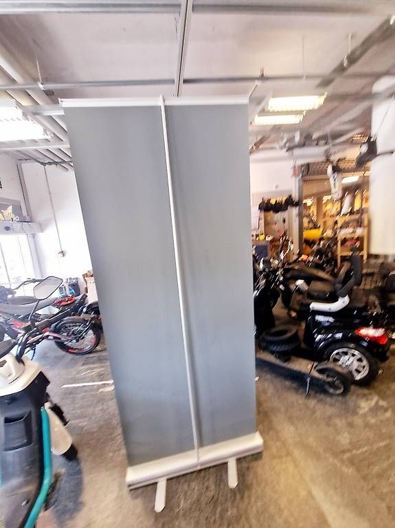 Wandhalterungen: Werbebanner halterung – Gebraucht aus Unterseen von beE-Scooter 2