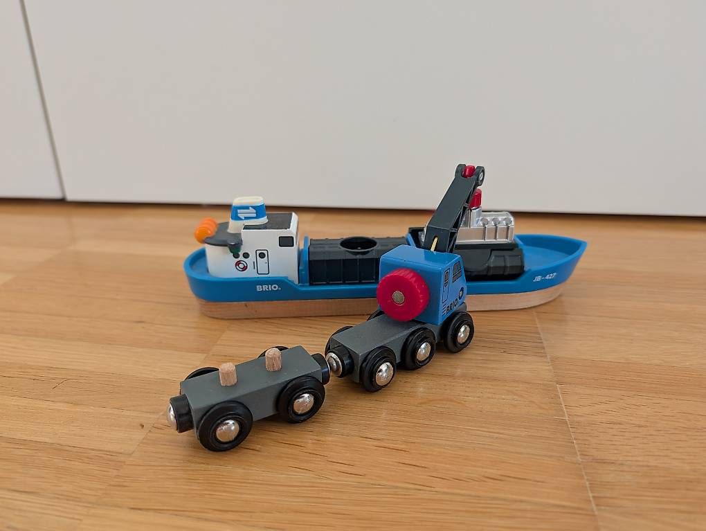 Brio Giocattoli: Brio Containerschiff mit Kranwagen – Usato da Uetikon am See venduto da leaspa 2