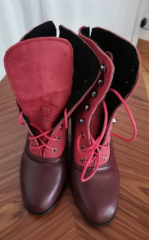 Scarpe da donna: Roter Schnürstiefel mit hohem Absatz, Gr. 37 – Usato da Muri b. Bern venduto da Claudiahuegli