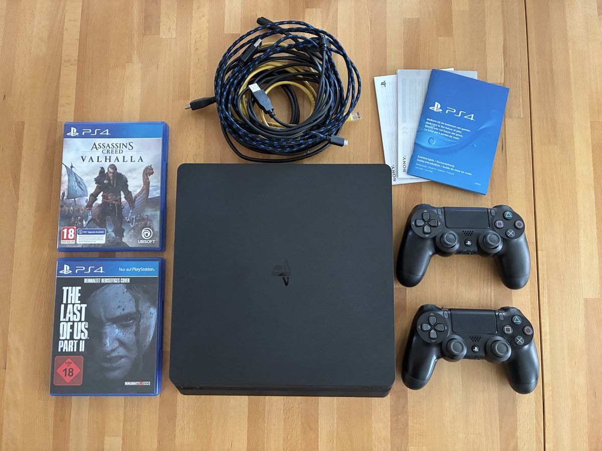 Sony Console: PS4 Slim 500 GB + 2 Controller + 2 Spiele + Kabel – Usato da Bonstetten venduto da sarah.arquint