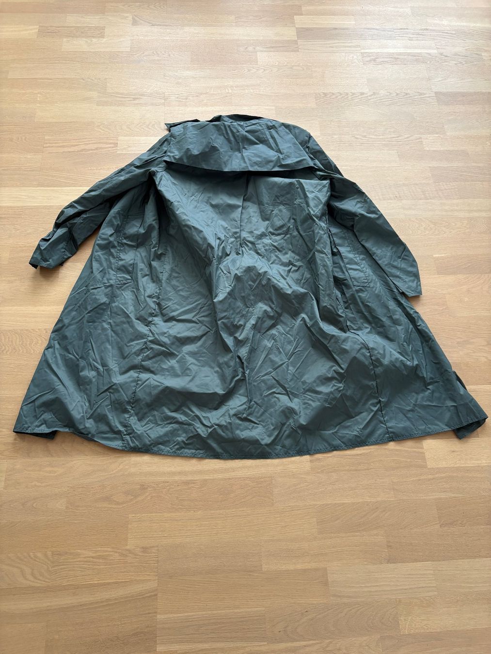 Schweizer Armee Mäntel: Armee Ordonanzregenmantel / Grösse 50 – Gebraucht aus Dornach von Hofleur 1