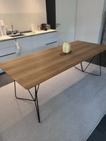 Esszimmertisch mit Holzplatte und schwarzen Metallbeinen
