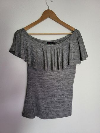 Top anthrazit mit Volants Gr. M
