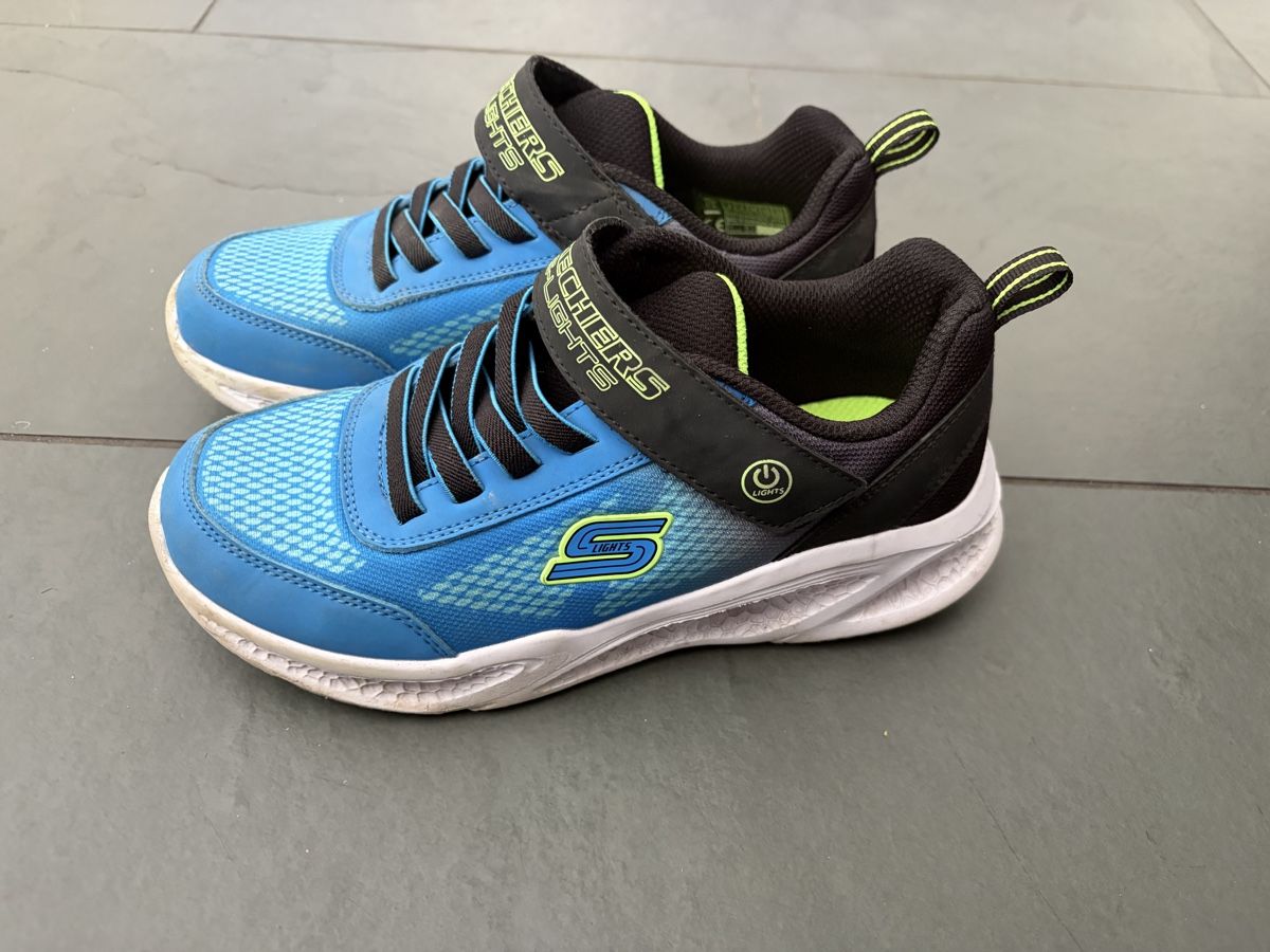Schuhe für Jungen: Sketchers 35 – Gebraucht aus Näfels von Cecilia89