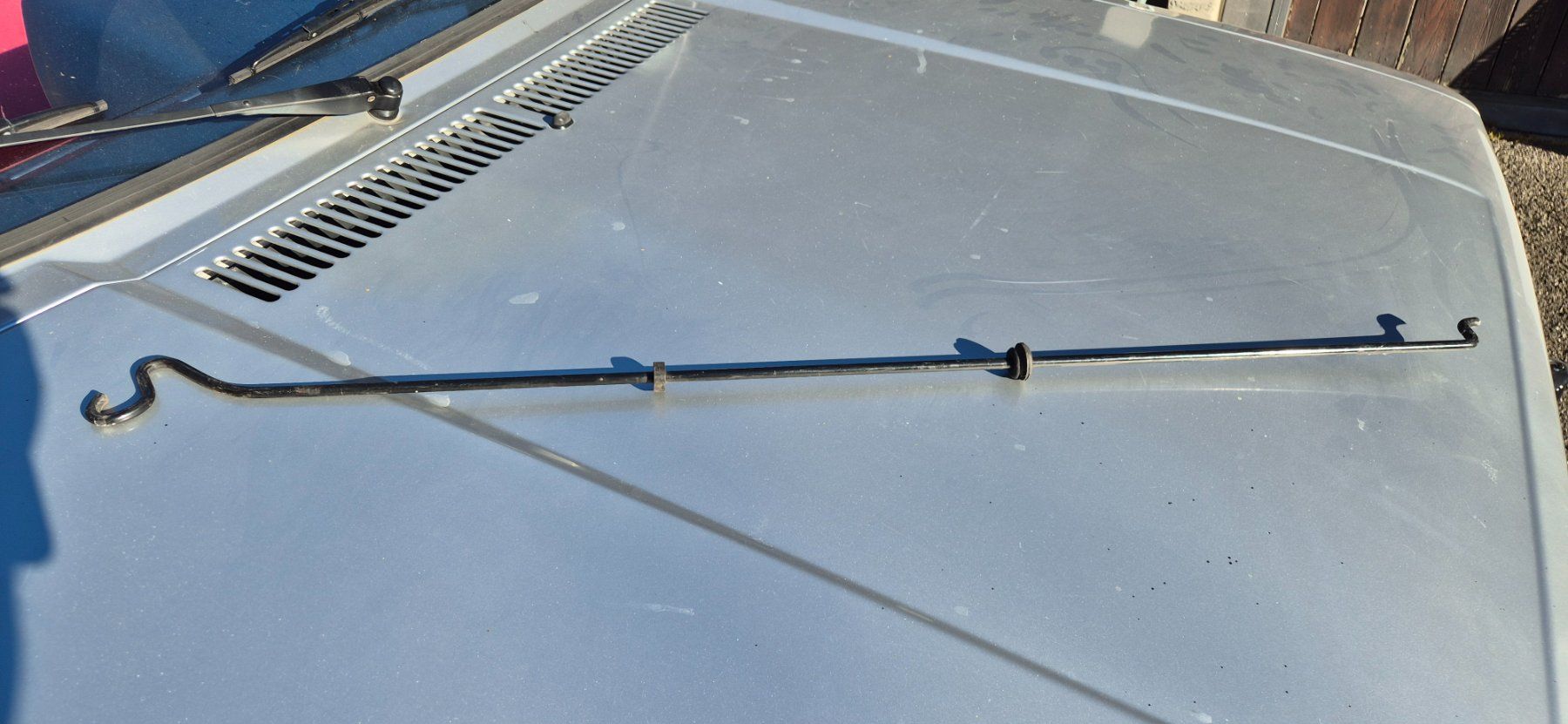 Volkswagen Tutti pezzi di ricambio auto: Golf 1 usw Haubenstange – Usato da Riggisberg venduto da Mahali04 1