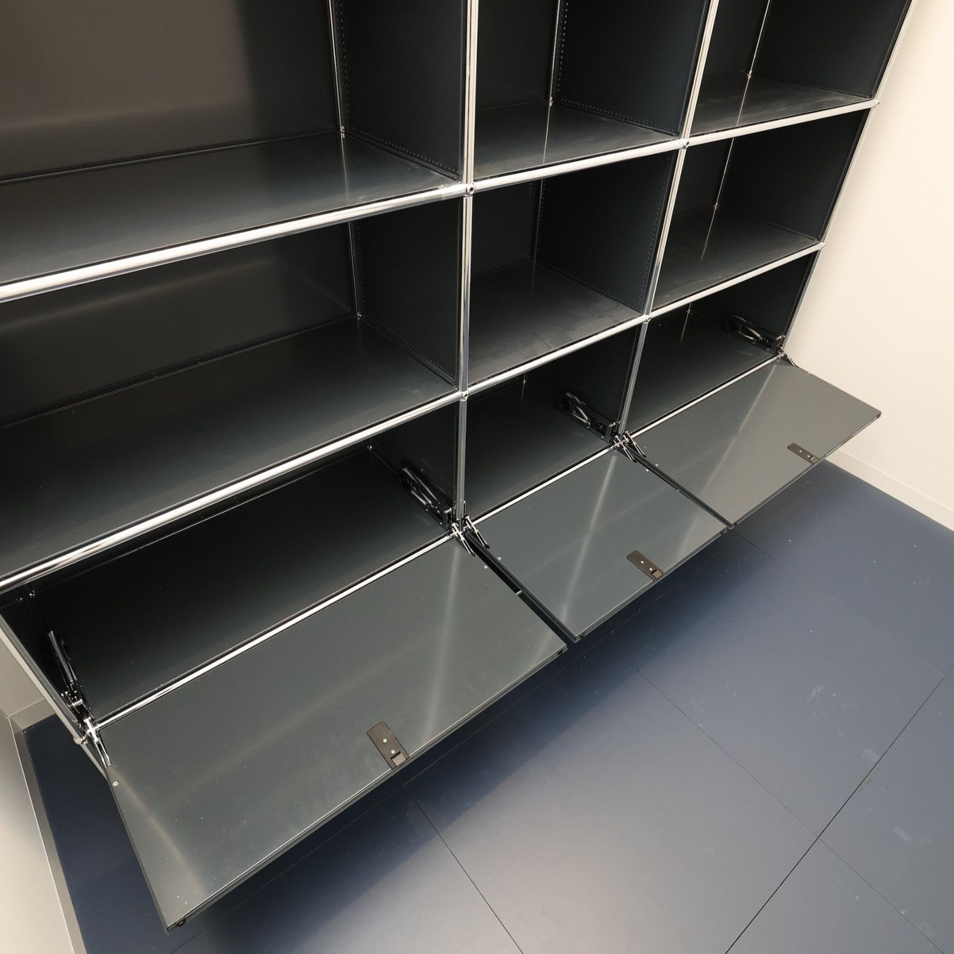 USM Scaffali: USM Haller Regal 3x6 Anthrazit 200x210x35cm – Usato da Affoltern am Albis venduto da Zapro 3