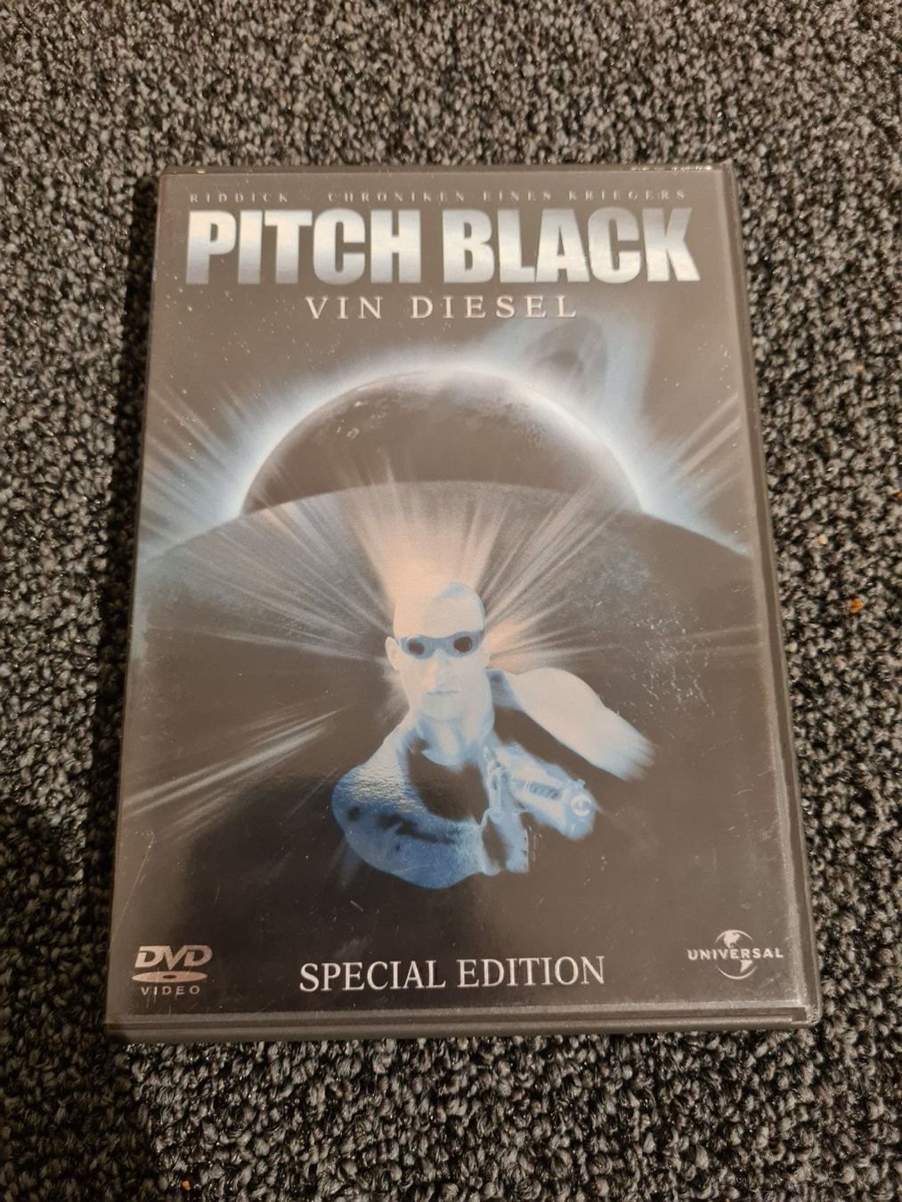 Tutti i DVDs: PITCH BLACK(8210) – Usato da Ruswil venduto da M71