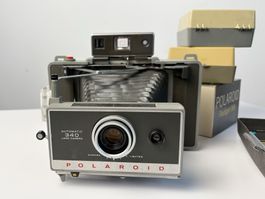 Polaroid Automatic 340 Land Camera mit Zubehör
