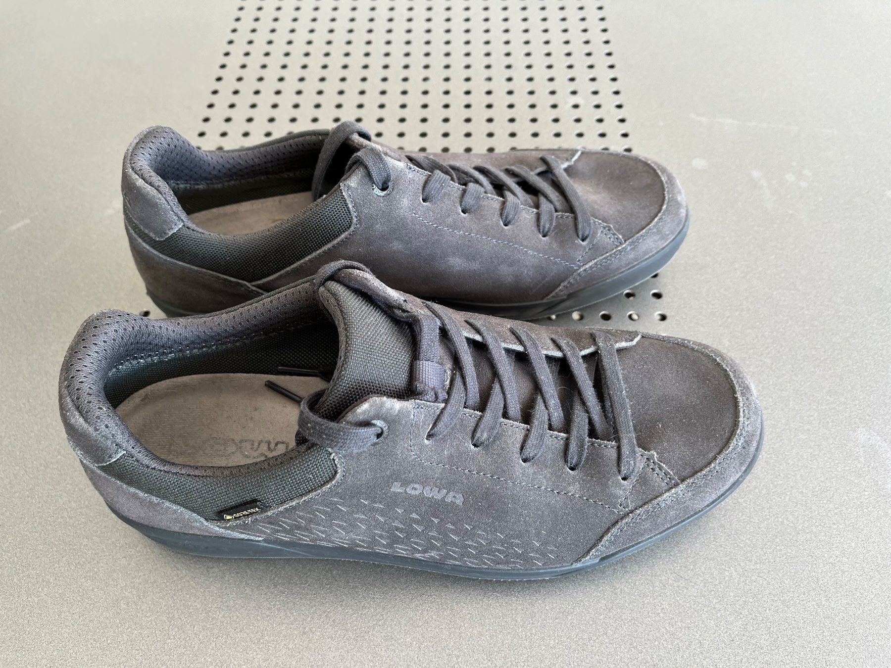 Lowa Herrenschuhe: Trekkingschuhe LOWA Goretex, Grösse 42 – Neu (gemäss Beschreibung) aus Amriswil von Velowenk