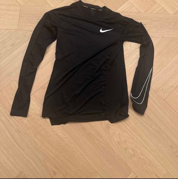 T-Shirts: Nike Pro Langarmshirt – Gebraucht aus Münsingen von lyf_j8ng