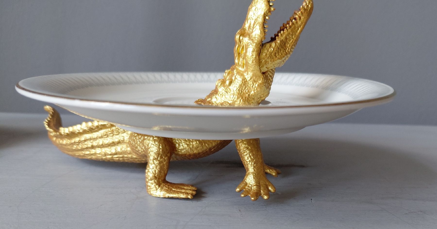Alle Dekorationen: Etagere mit goldenem Krokodil – Neu (gemäss Beschreibung) aus Wallisellen von Muggeli1970 1