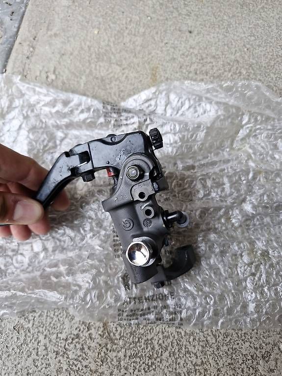 Toutes les pièces détachées moto: Pompa Brembo 19RCS – D'occasion à Giubiasco par acbelli 3
