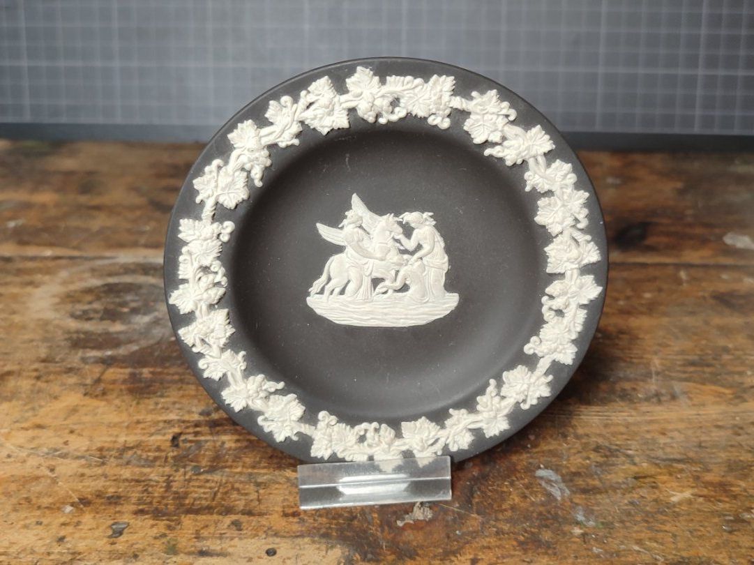 Wedgwood Piatti: Wunderschöner Teller von  Wedgwood schwarz – Usato da Gelterkinden venduto da MYSTOREFORYOU4460