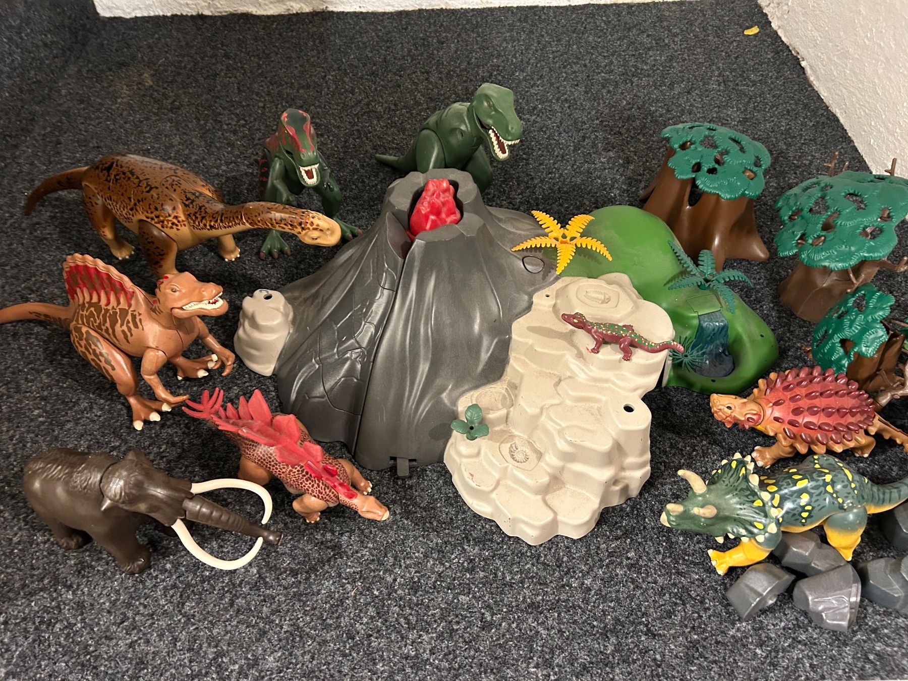 Playmobil Giocattoli: PLAYMOBIL VOLCANO AND DINOSAURS SET – Usato da Gockhausen venduto da CaroQ 2