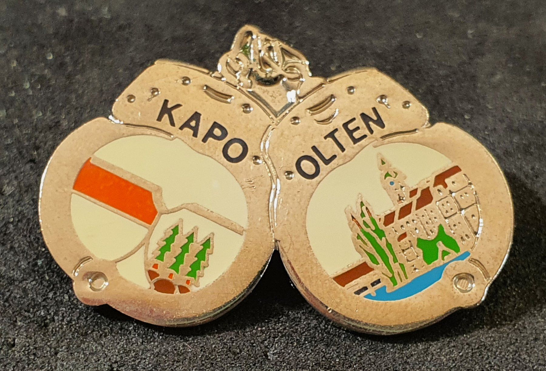 Placchette & Badge: V580 - Pin KAPO Kantons polizei OLTEN Handschellen – Usato da Reinach BL venduto da Boston-Verkauf