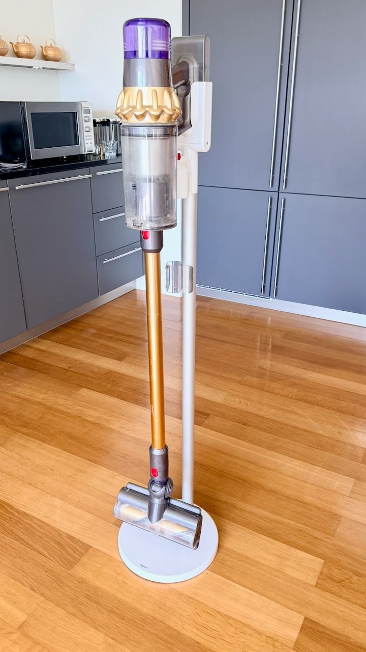 Dyson Aspirateurs & Accessoires: Dyson V11 Absolute Extra Pro Gold, 2 Akkus und Standfuß – D'occasion à Zürich par sr.zurich