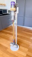 Dyson V11 Absolute Extra Pro Gold, 2 Akkus und Standfuß