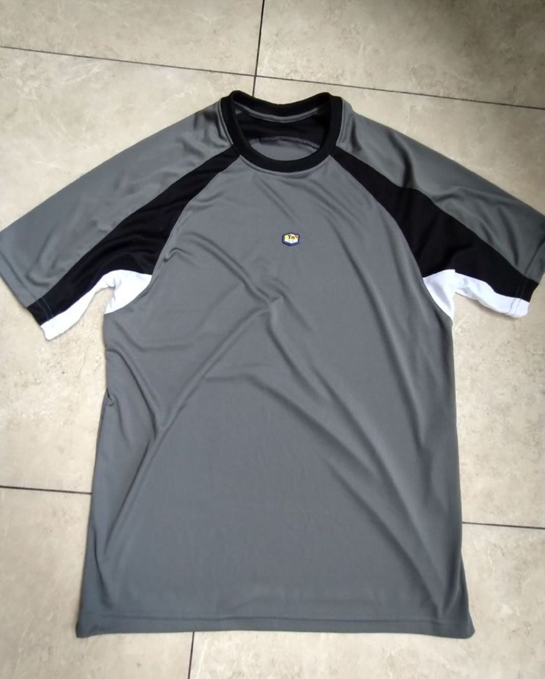 Nike Canottiere & Pantaloni: Nike TN Shirt  – Nuovo (secondo la descrizione) da Zürich venduto da con_tjl2