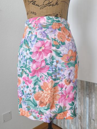 Bleistiftrock bunt mit Blumenmuster Grösse S neuwertig