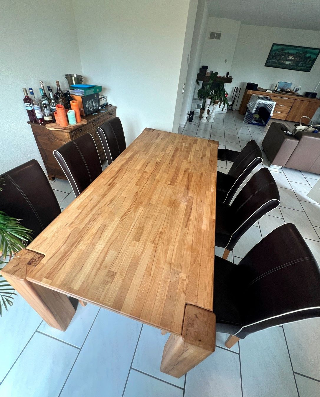 Set di tavolo e panche: Massiver Esstisch aus Holz mit 6 Stühlen – Usato da Volketswil venduto da SecondHanderia 1