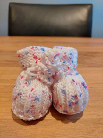 Handgestrickte Babyschuhe/Finkli, neu!