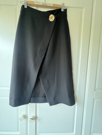Schicker Wickelrock schwarz, Knopfdetail, Gr. 34