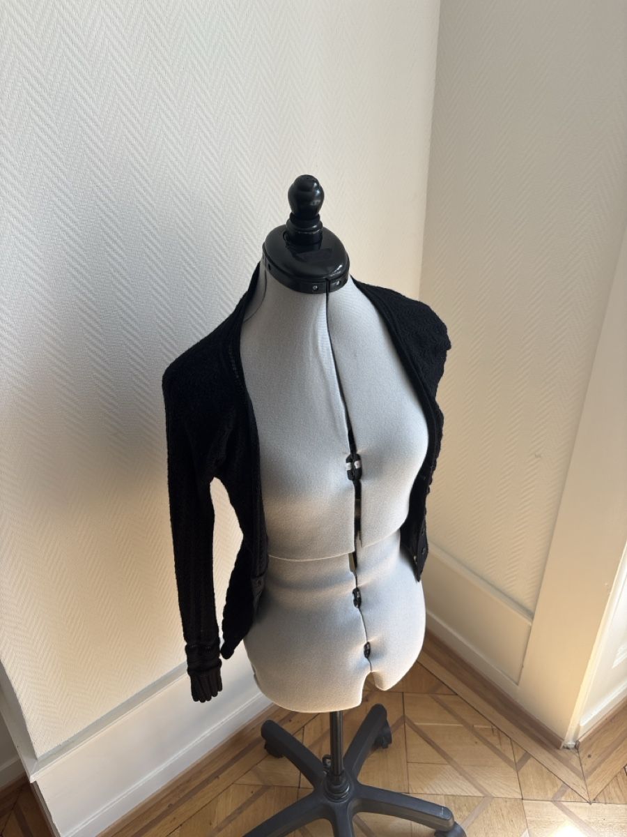 Gilets & Westen: Cardigan noir détaillé – Gebraucht aus Genève von fan_5n8s